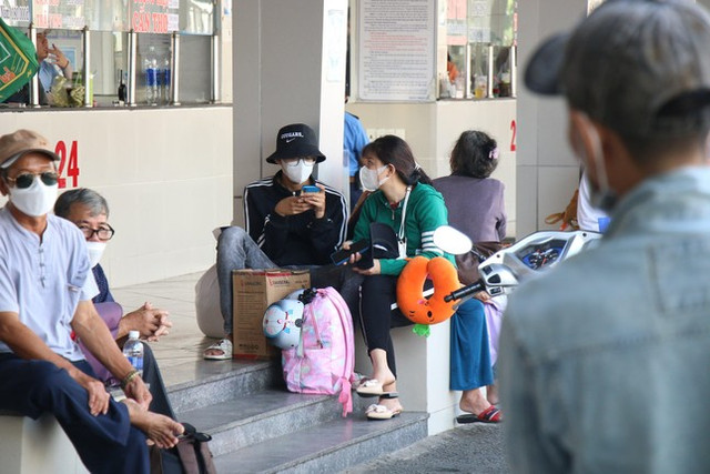 Ngày đầu nghỉ lễ 2/9: Dòng người vạ vật hàng giờ chờ mua vé - Hình 5 Ngay dau nghi le 2/9: Dong nguoi va vat hang gio cho mua ve-Hinh-5