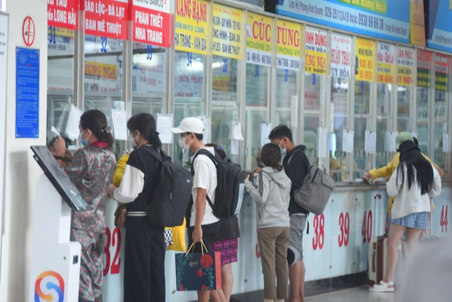 Ngày đầu nghỉ lễ 2/9: Dòng người vạ vật hàng giờ chờ mua vé - Hình 9 Ngay dau nghi le 2/9: Dong nguoi va vat hang gio cho mua ve-Hinh-9