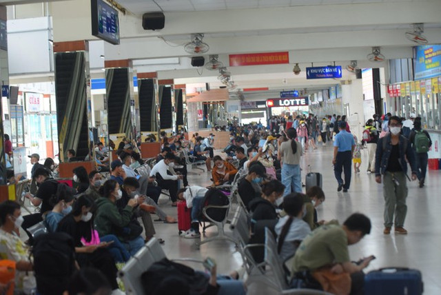 Ngày đầu nghỉ lễ 2/9: Dòng người vạ vật hàng giờ chờ mua vé - Hình 8 Ngay dau nghi le 2/9: Dong nguoi va vat hang gio cho mua ve-Hinh-8