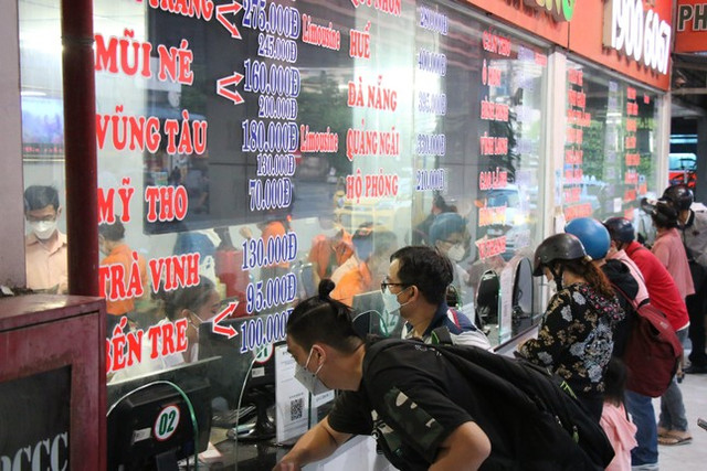 Ngày đầu nghỉ lễ 2/9: Dòng người vạ vật hàng giờ chờ mua vé Ngay dau nghi le 2/9: Dong nguoi va vat hang gio cho mua ve