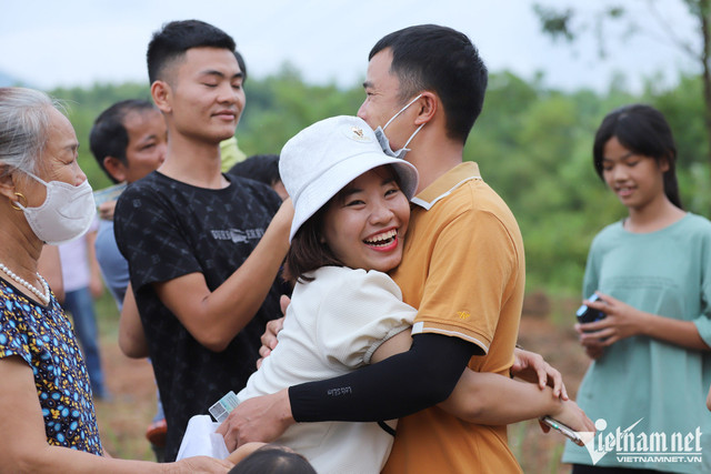 Nước mắt ngày đặc xá và hành trình về thắp nén hương lên bàn thờ mẹ - Hình 2 Nuoc mat ngay dac xa va hanh trinh ve thap nen huong len ban tho me-Hinh-2