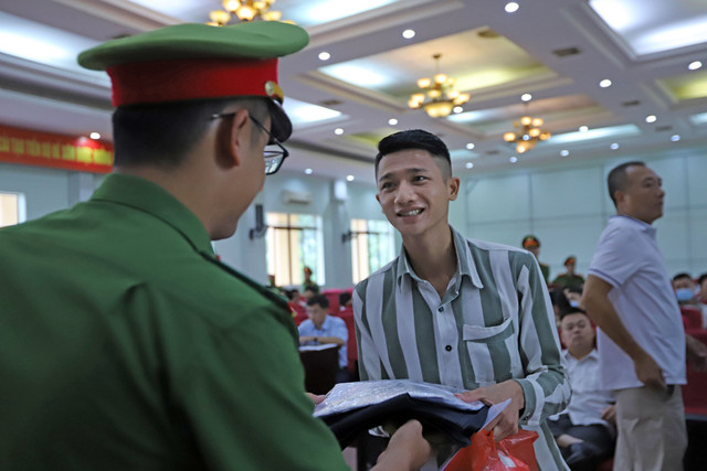 Nước mắt ngày đặc xá và hành trình về thắp nén hương lên bàn thờ mẹ Nuoc mat ngay dac xa va hanh trinh ve thap nen huong len ban tho me