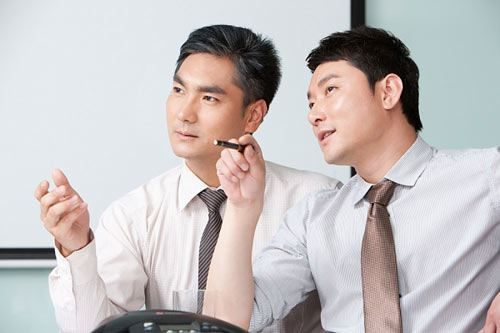 Tôi khó chịu vì chồng cũ và chồng mới thân thiết nhau quá mức Toi kho chiu vi chong cu va chong moi than thiet nhau qua muc
