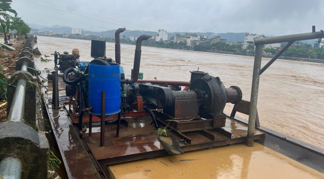Chuyện kể của người hùng vượt lũ xiết chặn 2 tàu trôi trên sông - Hình 4 Chuyen ke cua nguoi hung vuot lu xiet chan 2 tau troi tren song-Hinh-4