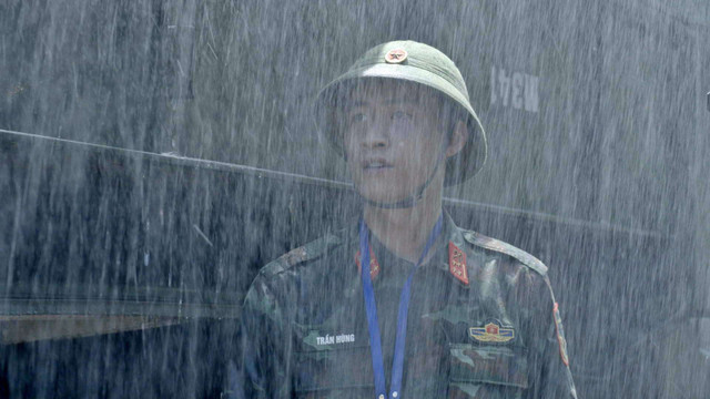 Xúc động cảnh bộ đội giúp dân tránh bão trong phim giờ vàng VTV - Hình 14 Xuc dong canh bo doi giup dan tranh bao trong phim gio vang VTV-Hinh-14