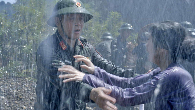 Xúc động cảnh bộ đội giúp dân tránh bão trong phim giờ vàng VTV - Hình 13 Xuc dong canh bo doi giup dan tranh bao trong phim gio vang VTV-Hinh-13