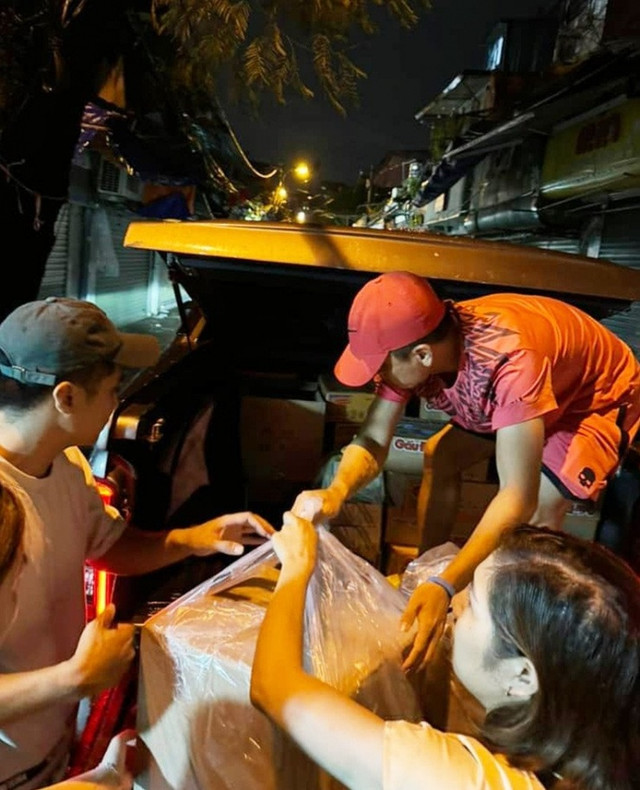 Vợ chồng lái xe xuyên đêm mang đồ cứu trợ dân vùng bão lũ - Hình 5 Vo chong lai xe xuyen dem mang do cuu tro dan vung bao lu-Hinh-5