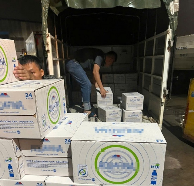 Vợ chồng lái xe xuyên đêm mang đồ cứu trợ dân vùng bão lũ - Hình 3 Vo chong lai xe xuyen dem mang do cuu tro dan vung bao lu-Hinh-3