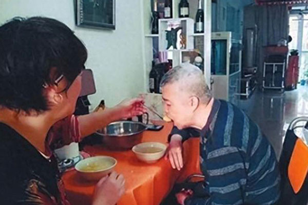 Ly hôn 20 năm, biết chồng cũ bị liệt, vợ quay về chăm sóc Ly hon 20 nam, biet chong cu bi liet, vo quay ve cham soc