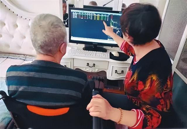 Ly hôn 20 năm, biết chồng cũ bị liệt, vợ quay về chăm sóc - Hình 2 Ly hon 20 nam, biet chong cu bi liet, vo quay ve cham soc-Hinh-2