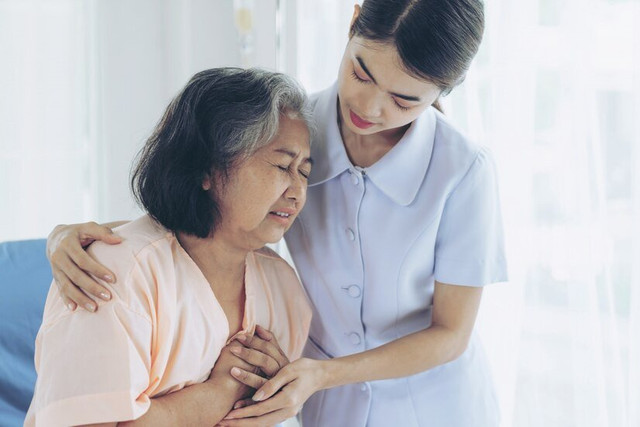 Thanh toán viện phí giúp mẹ chồng, bà nói như dao cứa vào tim Thanh toan vien phi giup me chong, ba noi nhu dao cua vao tim