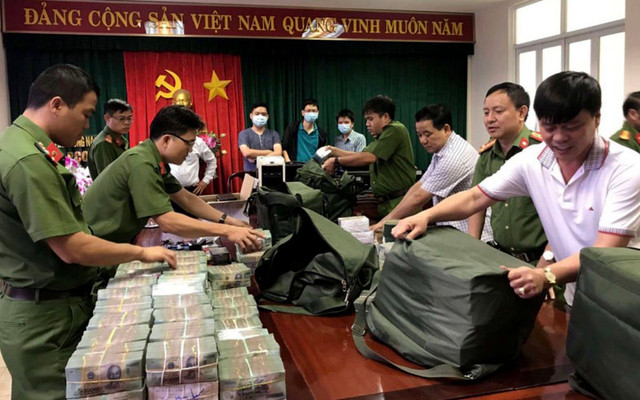 Thu giữ nhiều bao tải tiền trong vụ 200 triệu lít xăng lậu Thu giu nhieu bao tai tien trong vu 200 trieu lit xang lau