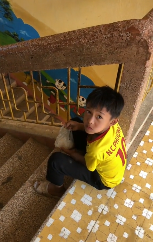 Video: Nam sinh "fan cứng" Công Phượng, ăn ngấu nghiến nắm cơm trắng - Hình 2 Video: Nam sinh