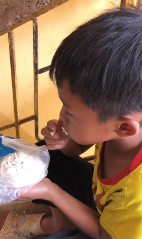 Video: Nam sinh "fan cứng" Công Phượng, ăn ngấu nghiến nắm cơm trắng - Hình 4 Video: Nam sinh