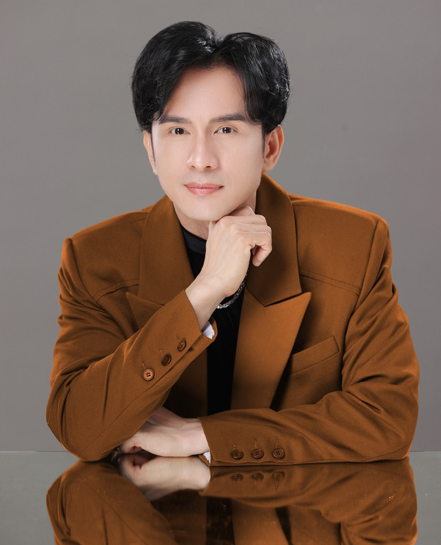 Nam ca sĩ nổi tiếng ly hôn vợ đại gia, U50 giàu kếch xù - Hình 8 Nam ca si noi tieng ly hon vo dai gia, U50 giau kech xu-Hinh-8