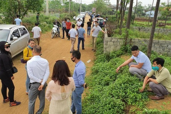 Tiền nhiều biết làm gì: Phong trào 'chạy trốn', chôn hết vào đất Tien nhieu biet lam gi: Phong trao 'chay tron', chon het vao dat