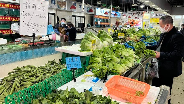 Bán bắp cải đắt cắt cổ lúc bùng dịch COVID-19, siêu thị bị phạt 1,7 tỷ - Hình 2 Ban bap cai dat cat co luc bung dich COVID-19, sieu thi bi phat 1,7 ty-Hinh-2