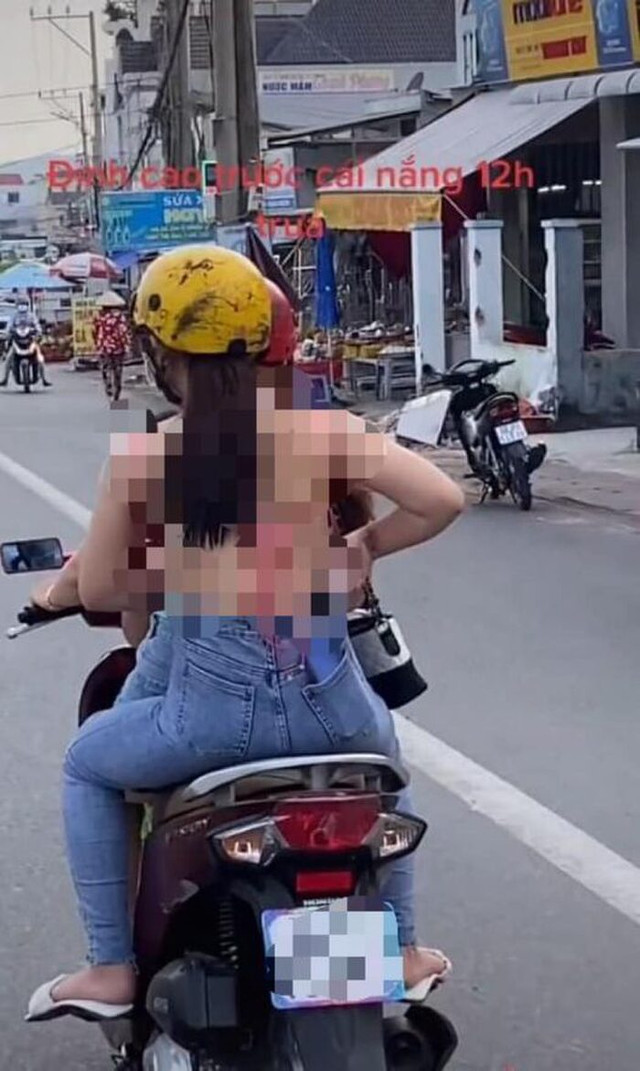 Cô gái để lưng trần ngồi xe máy thong dong trên đường khiến nhiều người... lo Co gai de lung tran ngoi xe may thong dong tren duong khien nhieu nguoi... lo
