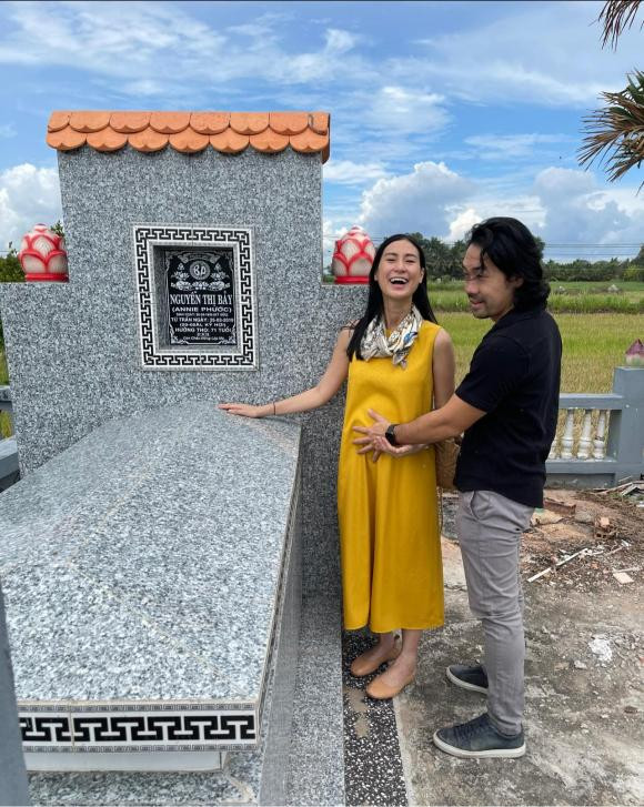 Kathy Uyên tuyên bố có thai hơn 4 tháng, đưa chồng về thăm mộ mẹ ruột - Hình 2 Kathy Uyen tuyen bo co thai hon 4 thang, dua chong ve tham mo me ruot-Hinh-2