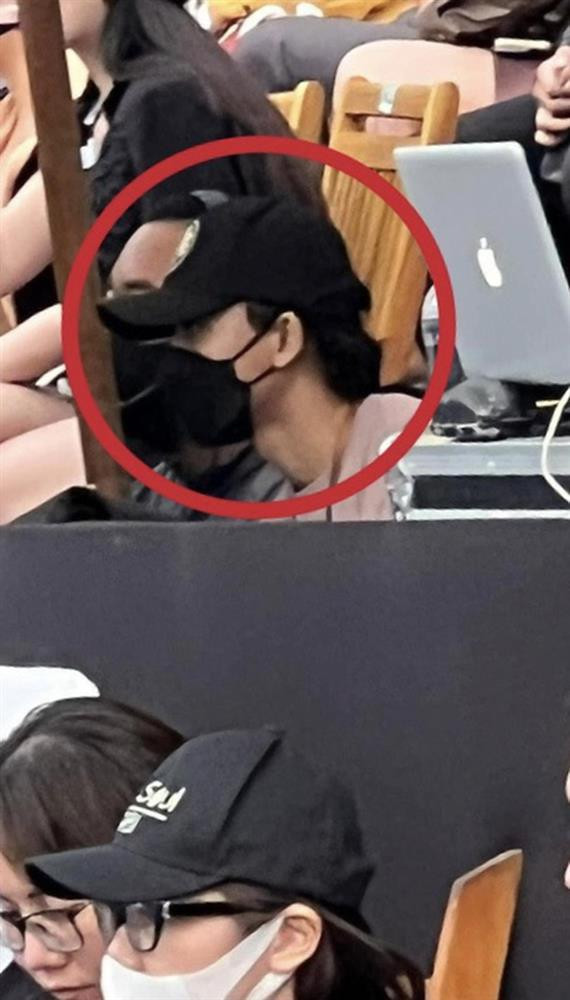 Tóm trọn cảnh Mai Tài Phến đắm đuối xem Mỹ Tâm hát - Hình 4 Tom tron canh Mai Tai Phen dam duoi xem My Tam hat-Hinh-4