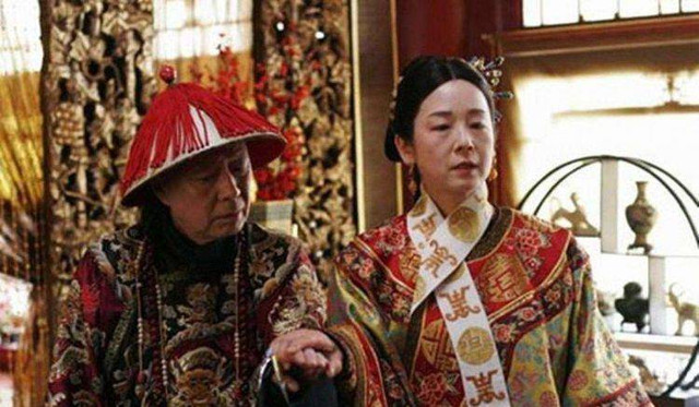 Vì sao Từ Hi thái hậu mỗi lần tắm đều đem theo thái giám? - Hình 3 Vi sao Tu Hi thai hau moi lan tam deu dem theo thai giam?-Hinh-3