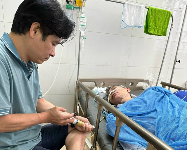 Chàng rể chăm mẹ vợ ung thư, đưa bố vợ về nhà tận hiếu - Hình 3 Chang re cham me vo ung thu, dua bo vo ve nha tan hieu-Hinh-3