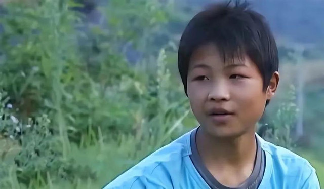Ngỡ ngàng cậu bé có thể ra lệnh cho chim làm mọi việc - Hình 2 Ngo ngang cau be co the ra lenh cho chim lam moi viec-Hinh-2