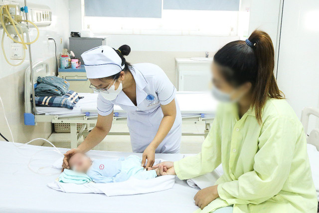 Bác sĩ chỉ cách sơ cứu trẻ sơ sinh bị sặc sữa Bac si chi cach so cuu tre so sinh bi sac sua