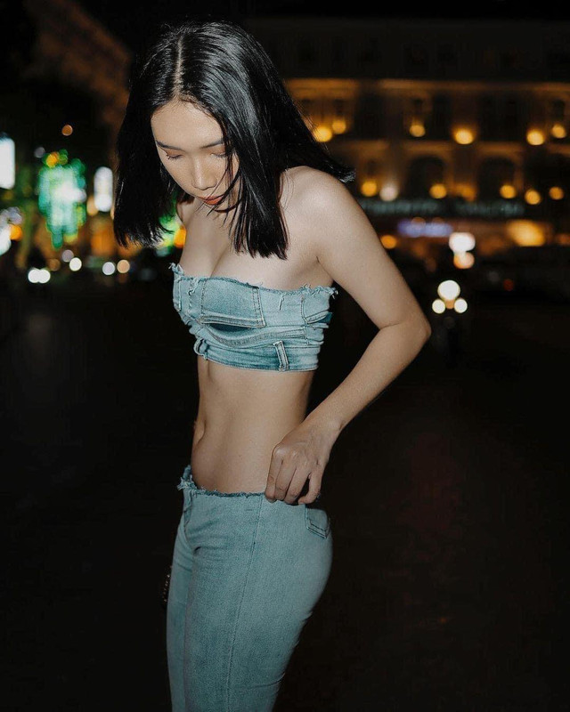 Cô gái Việt gây tranh cãi vì mặc jeans tự chế theo kiểu “không giống ai“ - Hình 2 Co gai Viet gay tranh cai vi mac jeans tu che theo kieu “khong giong ai“-Hinh-2