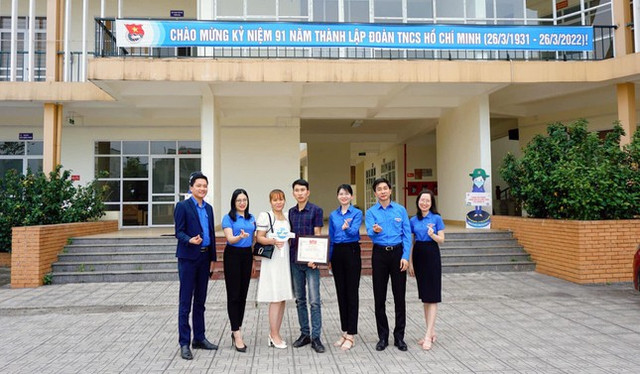 Chàng trai 9x tặng chăn, góp tiền giúp đỡ gia đình đội mưa về quê - Hình 3 Chang trai 9x tang chan, gop tien giup do gia dinh doi mua ve que-Hinh-3