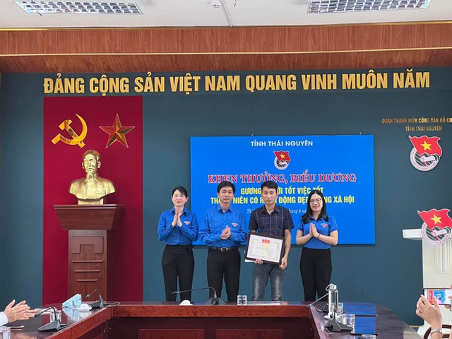 Chàng trai 9x tặng chăn, góp tiền giúp đỡ gia đình đội mưa về quê - Hình 2 Chang trai 9x tang chan, gop tien giup do gia dinh doi mua ve que-Hinh-2