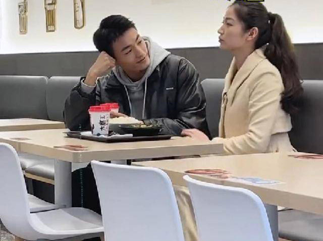 Cô giáo đang hẹn hò, bị học sinh bắt gặp... nụ cười tắt ngóm - Hình 4 Co giao dang hen ho, bi hoc sinh bat gap... nu cuoi tat ngom-Hinh-4