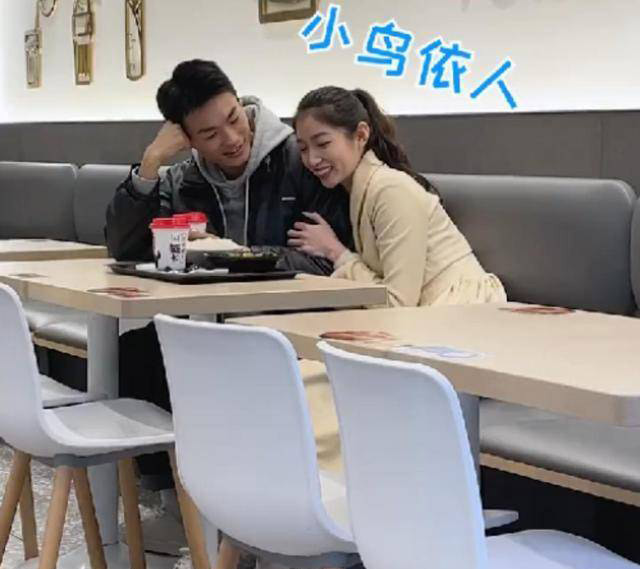 Cô giáo đang hẹn hò, bị học sinh bắt gặp... nụ cười tắt ngóm Co giao dang hen ho, bi hoc sinh bat gap... nu cuoi tat ngom