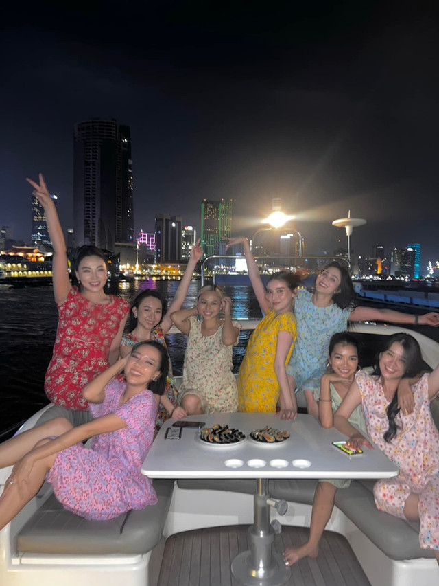 Cao Thái Hà - Băng Di - Quỳnh Thư diện thứ này... quẩy trên du thuyền bạc tỷ - Hình 2 Cao Thai Ha - Bang Di - Quynh Thu dien thu nay... quay tren du thuyen bac ty-Hinh-2
