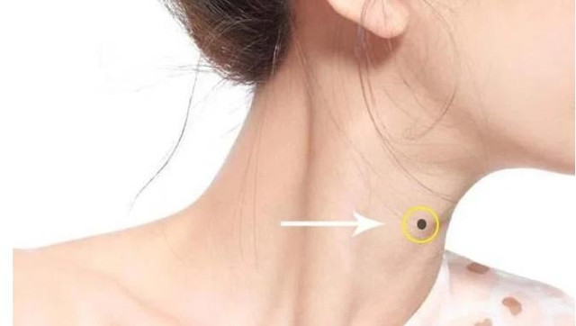 Nốt ruồi ở cổ, có lỗ tiền chôn: Nam hay nữ đều số hưởng - Hình 2 Not ruoi o co, co lo tien chon: Nam hay nu deu so huong-Hinh-2