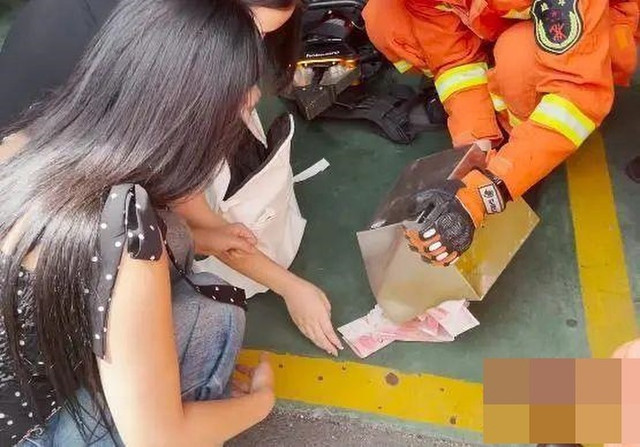 Cô gái cầu cứu nhờ phá két tiền, khi mở ra lính cứu hỏa liền 'choáng váng' - Hình 2 Co gai cau cuu nho pha ket tien, khi mo ra linh cuu hoa lien 'choang vang'-Hinh-2