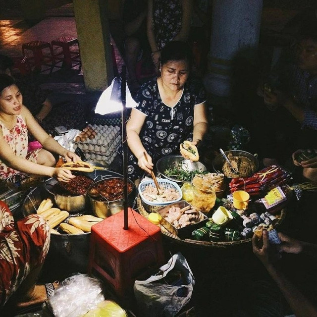 Tiệm bánh mì chỉ bán về đêm, lúc nào cũng đông khách Tiem banh mi chi ban ve dem, luc nao cung dong khach