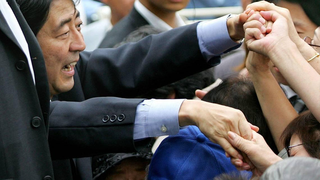 Những hình ảnh đời thường của cựu thủ tướng Abe Shinzo - Hình 4 Nhung hinh anh doi thuong cua cuu thu tuong Abe Shinzo-Hinh-4