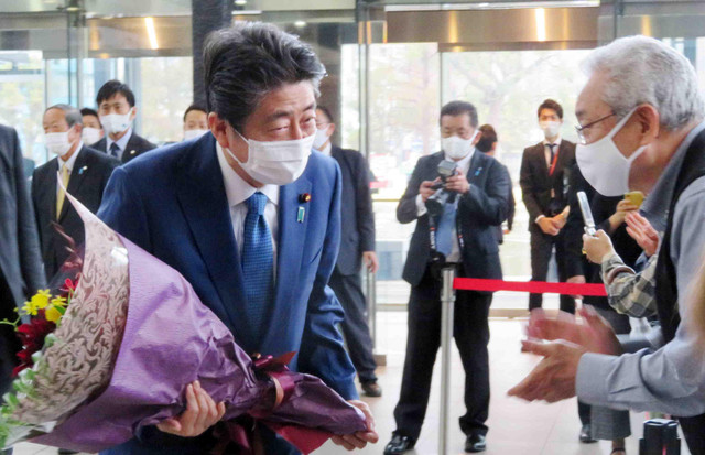 Những hình ảnh đời thường của cựu thủ tướng Abe Shinzo - Hình 2 Nhung hinh anh doi thuong cua cuu thu tuong Abe Shinzo-Hinh-2