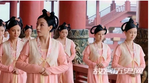 Vì sao phi tần không thể tự ý quát mắng cung nữ? Vi sao phi tan khong the tu y quat mang cung nu?