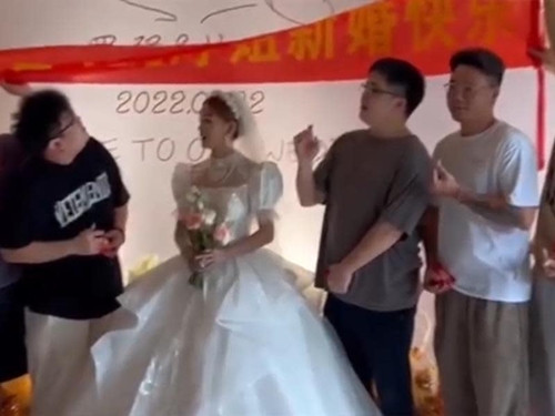 9 'bạn trai cũ' chúc mừng đám cưới, cô dâu cười tươi như hoa - Hình 2 9 'ban trai cu' chuc mung dam cuoi, co dau cuoi tuoi nhu hoa-Hinh-2