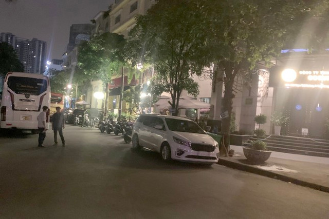 Phá tụ điểm mại dâm cho người nước ngoài tại nhà hàng ở TPHCM - Hình 2 Pha tu diem mai dam cho nguoi nuoc ngoai tai nha hang o TPHCM-Hinh-2