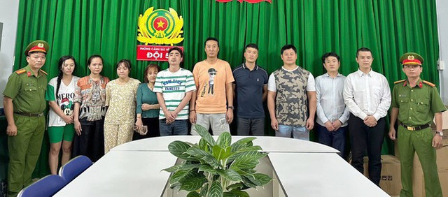 Phá tụ điểm mại dâm cho người nước ngoài tại nhà hàng ở TPHCM - Hình 4 Pha tu diem mai dam cho nguoi nuoc ngoai tai nha hang o TPHCM-Hinh-4