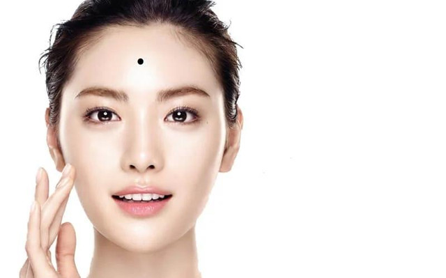 5 nốt ruồi phụ nữ là quý nhân của chồng, càng già càng giàu sang - Hình 2 5 not ruoi phu nu la quy nhan cua chong, cang gia cang giau sang-Hinh-2