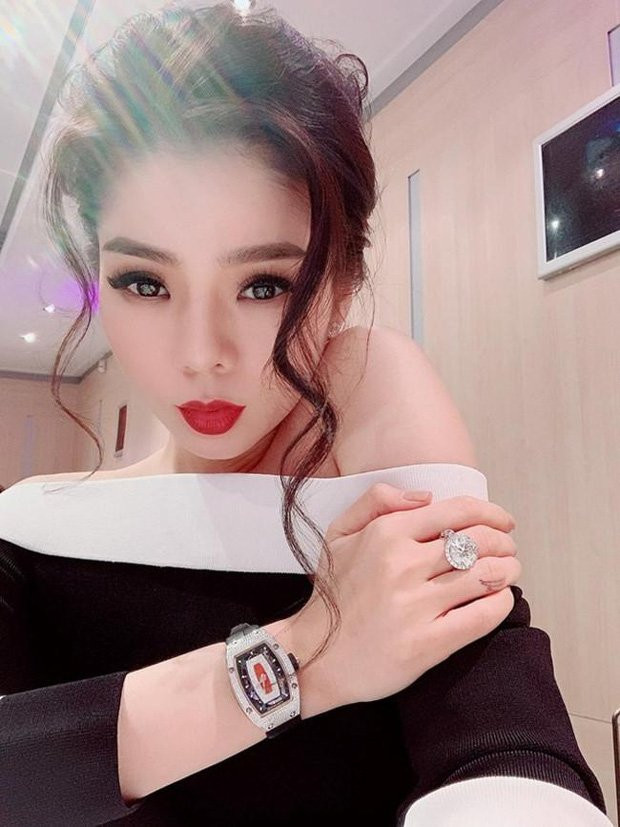 Lệ Quyên khoe màn catwalk cùng dàn chân dài Vbiz... chuẩn giám khảo Miss World? - Hình 3 Le Quyen khoe man catwalk cung dan chan dai Vbiz... chuan giam khao Miss World?-Hinh-3
