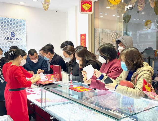 Giá vàng hôm nay 26/2: Giảm mạnh sau chạm đỉnh lịch sử Gia vang hom nay 26/2: Giam manh sau cham dinh lich su