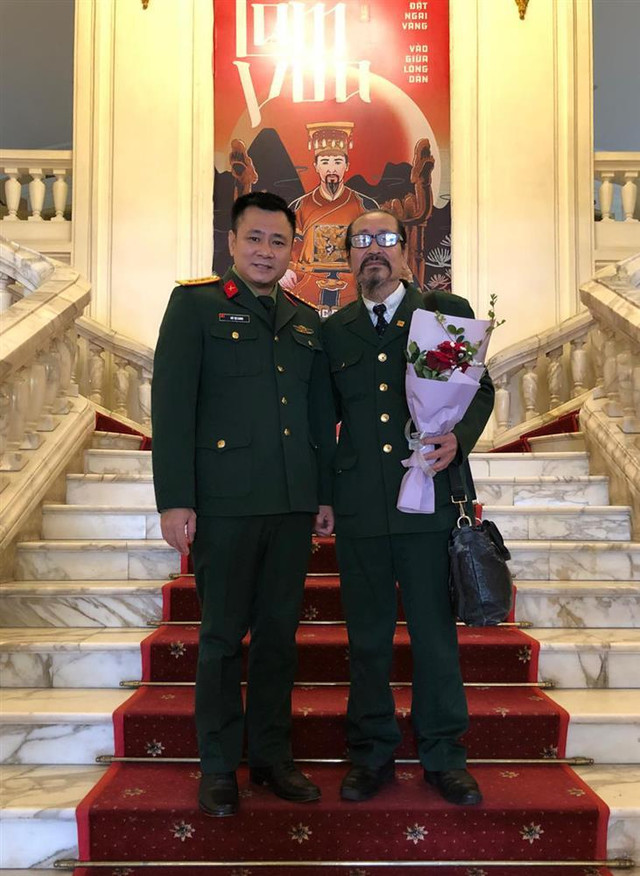 NSND Tự Long chụp ảnh cùng bố, dân mạng xuýt xoa vì gia thế 'khủng' - Hình 2 NSND Tu Long chup anh cung bo, dan mang xuyt xoa vi gia the 'khung'-Hinh-2