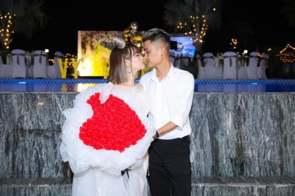 Mạc Văn Khoa tổ chức sinh nhật hoành tráng cho bà xã, ai cũng ngưỡng mộ - Hình 16 Mac Van Khoa to chuc sinh nhat hoanh trang cho ba xa, ai cung nguong mo-Hinh-16