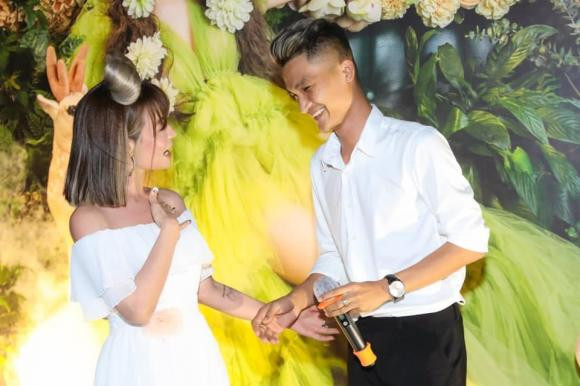 Mạc Văn Khoa tổ chức sinh nhật hoành tráng cho bà xã, ai cũng ngưỡng mộ - Hình 12 Mac Van Khoa to chuc sinh nhat hoanh trang cho ba xa, ai cung nguong mo-Hinh-12