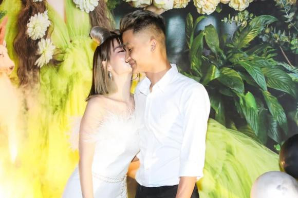Mạc Văn Khoa tổ chức sinh nhật hoành tráng cho bà xã, ai cũng ngưỡng mộ - Hình 14 Mac Van Khoa to chuc sinh nhat hoanh trang cho ba xa, ai cung nguong mo-Hinh-14